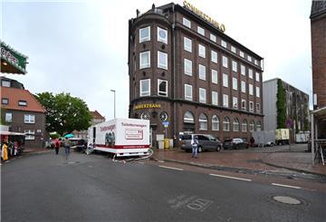 Ein Fahrgeschäft auf dem Emder Matjesfest wurde über Nacht abgebaut, es stand rechts neben den Toiletten-Wagen - jetzt ist eine Lücke auf dem Matjesfest.