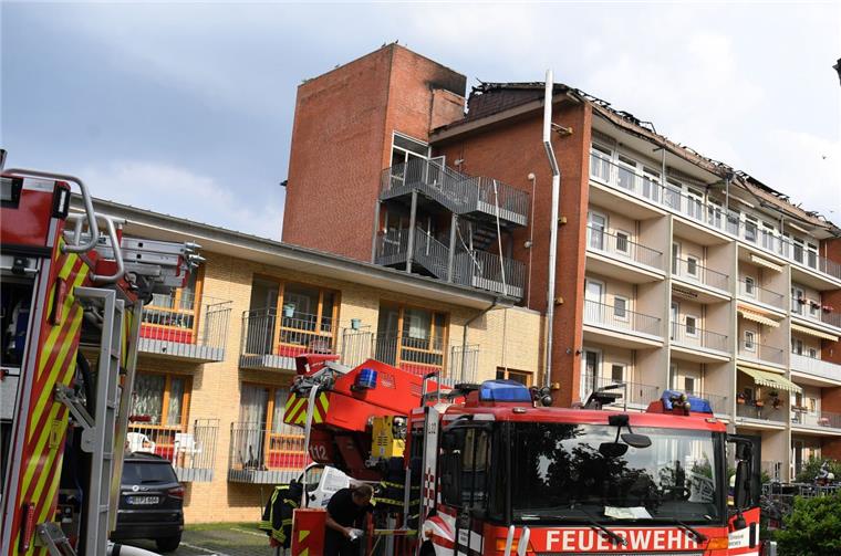 Hoher Millionenschaden bei Brand in Bremer Pflegeheim vermutet Ein Fahrzeug der Feuerwehr steht vor dem Pflege- und Altenheim. Das gesamte Dach ist abgebrannt. 96 Menschen mussten aus dem Gebäude gerettet werden.