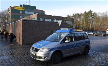 Ein Fahrzeug der Polizei steht in Bremen neben einer Postfiliale im Stadtteil Schönebeck. Auf dem Gelände der Filiale war ein verdächtiges Paket gefunden worden.