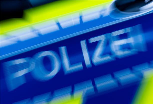 Aufschrift "Polizei" auf einem Einsatzwagen der Polizei.