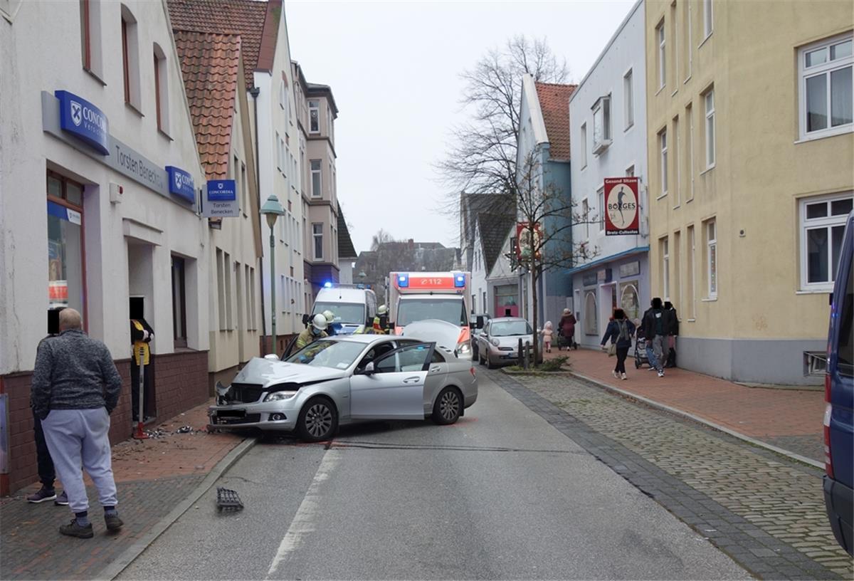 Ein Fahrzeug rammte in der Lange Straße mehrere Gegenstände und zuletzt eine Hauswand.