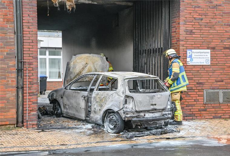 Auto brennt mitten in der Bremerhavener Innenstadt! Video zeigt Ausmaß des Feuers Ein Fahrzeugbrand in der Bremerhavener Innenstadt hat einen Feuerwehreinsatz ausgelöst.