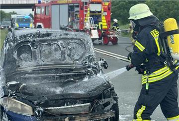 Ein Fahrzeugbrand sorgte am Freitagmittag für lange Staus rund um den Wesertunnel. Trotz des schnellen Eingreifens der Feuerwehr entstand am PKW Totalschaden.