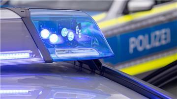 Ein Blaulicht auf dem Dach eines Polizeifahrzeugs. Am Sonntagabend war die Polizei wegen Möbeln auf der A27 im Einsatz. Mehrere Fahrzeuge wurden beschädigt.