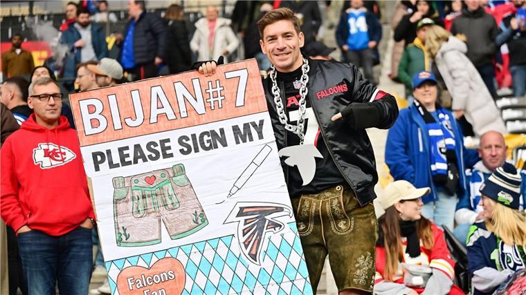 Über 70.000 Fans: Colts gewinnen NFL-Show in Berlin Ein Falcons-Fan hoffte auf ein Autogramm von Running Back Bijan Robinson.