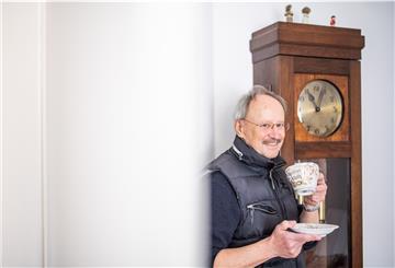 Ein Familienmitglied ist die rüstige alte Dame schon irgendwie: Die Standuhr in Gerhard Schultzes Arbeitszimmer hat zwei Kriege und etliche Umzüge schadlos überstanden.