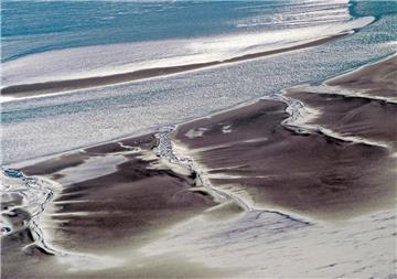 Ein faszinierendes Geflecht aus Wasserläufen, Sandbänken und Schlickflächen bildet das Weltnaturerbe Wattenmeer.