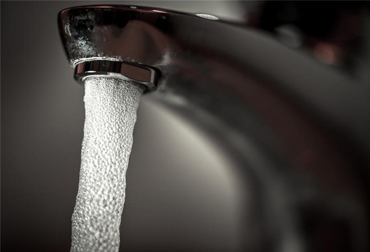 Viele machen es falsch! Mit diesem Wasserhahn-Trick spart ihr 60 Euro im Jahr Ein Fehler in der Wasserhahn-Einstellung kann schnell zu unnötigen Energiekosten führen. Doch mit simplen Tricks, kann sofort Geld gespart werden.