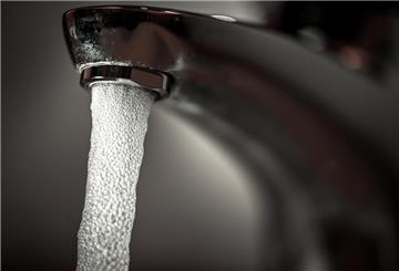 Ein Fehler in der Wasserhahn-Einstellung kann schnell zu unnötigen Energiekosten führen. Doch mit simplen Tricks, kann sofort Geld gespart werden. 