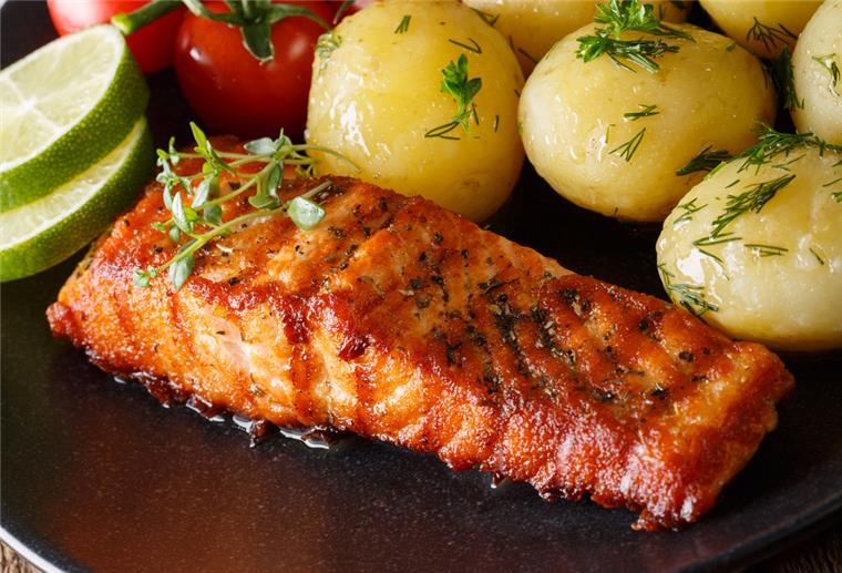 Gebratener Lachs mit Kartoffeln und Strauchtomaten