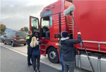 Das Foto zeigt die Polizei bei der Kontrolle eines Lkw. 
