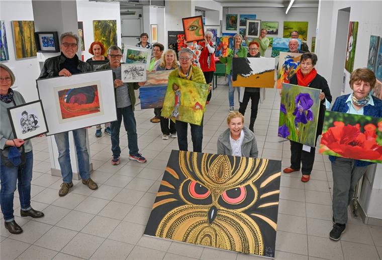 Schiller-Meile in Geestemünde zeigt ab Freitag Kunst Ein Fest der Farben wird die 3. Schiller-Meile: Kostproben ihrer Arbeiten zeigen die mitwirkenden Künstlerinnen und Künstler um Organisator Vladimiro Miszak (2. v. l.) in der Galerie auf Zeit in der Schillerstraße 35.