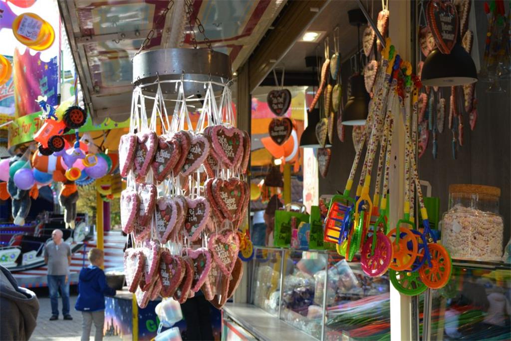 Ein Fest für die Sinne sind immer wieder die süßen Jahrmarkt-Versuchungen. Foto:...
