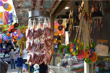 Ein Fest für die Sinne sind immer wieder die süßen Jahrmarkt-Versuchungen. Foto:...
