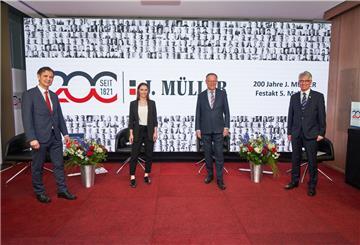 Ein Festakt im kleinen Kreis per Livestream (von links): Jan Müller, Vorstandsvorsitzender der J. Müller AG, Lejla Pasukan, Angestellte der Firma und Moderatorin der Veranstaltung, der niedersächsischer Ministerpräsident Stephan Weil und Michael Kurz, Bürgermeister der Stadt Brake.