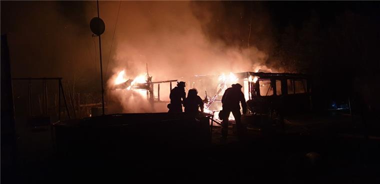 Brake: Feuer zerstört Gartenlaube Ein Feuer hat eine Gartenlaube in Brake völlig zerstört.