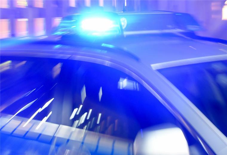  Ein Streifenwagen der Bundespolizei steht mit eingeschaltetem Blaulicht in der Ausfahrt einer Garage. 