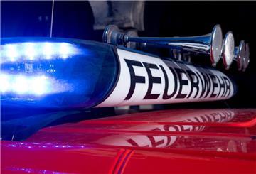 Ein Fahrzeug der Feuerwehr mit der Aufschrift „Feuerwehr“ steht in einer Fahrzeughalle. Ein Feuer in Cuxhaven richtet großen Schaden an. Ein Anwohner wurde leicht verletzt.