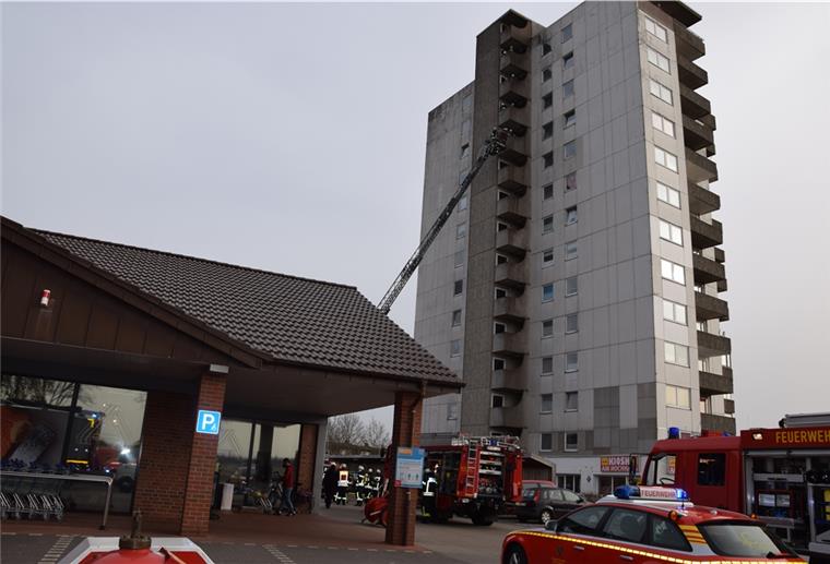 Ein Feuer in diesem Hochhaus an der Sachsenstraße löste am Montag einen Großeinsatz aus.