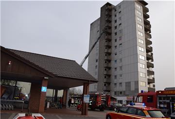 Ein Feuer in diesem Hochhaus an der Sachsenstraße löste am Montag einen Großeinsatz aus.