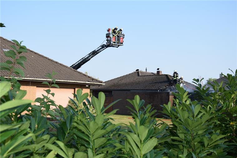 Ein Feuer in einer Gartenlaube griff auf das Wohnhaus über. Feuerwehrleute hatten den Brand nach einer halben Stunde gelöscht.