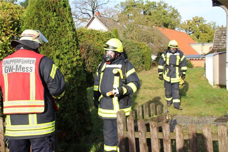 Scheeßel: Chemische Reaktion führt zu Feuerwehr-Einsatz in Wohnhaus Ein Feuerwehr-Trupp verlässt unter Atemschutz das Wohnhaus in Scheeßel, das nach einer chemischen Reaktion mit einem Schimmel-Entferner für mindestens 48 Stunden nicht bewohnt werden sollte.