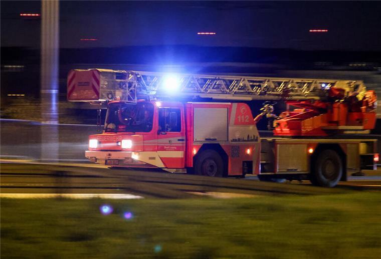 Rauchentwicklung in der Lloyd Werft: Feuerwehr verhindert Schlimmeres Ein Feuerwehrauto auf dem Weg in den Einsatz.