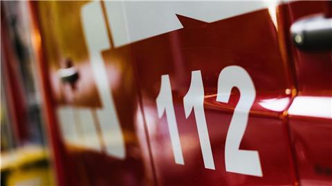 Ein Feuerwehrfahrzeug steht auf dem Hof eines Feuerwehrgerätehauses.