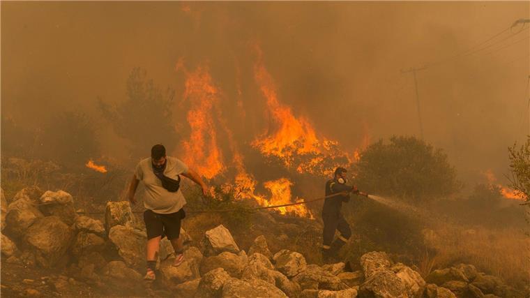 Ein Feuerwehrmann kämpft im Dorf Hasia in der Nähe von Athen gegen einen Waldbrand.