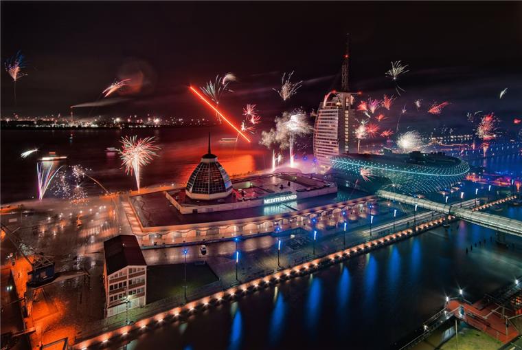 Ein Feuerwerk ist stimmungsvoll - doch wie, wo und wer böllert und am Ende aufräumt, das wird aktuell auch in Bremerhaven diskutiert.
