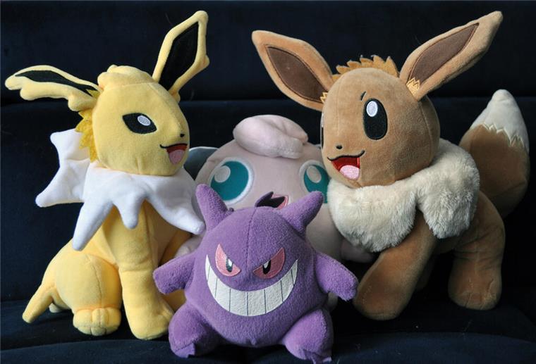 Käsechip in Pokémon-Form für knapp 88.000 US-Dollar versteigert Die Pokemon-Plueschfiguren Gengar, Pummeluff, Blitza und Evoli, drapiert am 12.02.2024 im Celler Atelier Allernixe. Die Pokemon-Zeichnerin Midori Harada wohnt in Celle und hat fuer jedes dieser Pokemon bereits mindestens eine Sammelkarte gezeichnet. Die Japanerin schaetzt die Ruhe und das Ambiente der Residenzstadt und lebt gerne umgeben von Fachwerkhaeusern und fernab von japanischen Grossstaedten. (Siehe epd-Bericht vom 20.02.2024) - ACHTUNG: VEROEFFENTLICHUNG DES FOTOS NUR IM ZUSAMMENHANG MIT