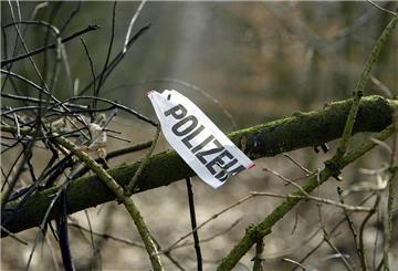 Ein Flatterband nach einer Suchaktion der Polizei. Allein in Niedersachsen gelten über 600 Kinder und Jugendliche als vermisst.