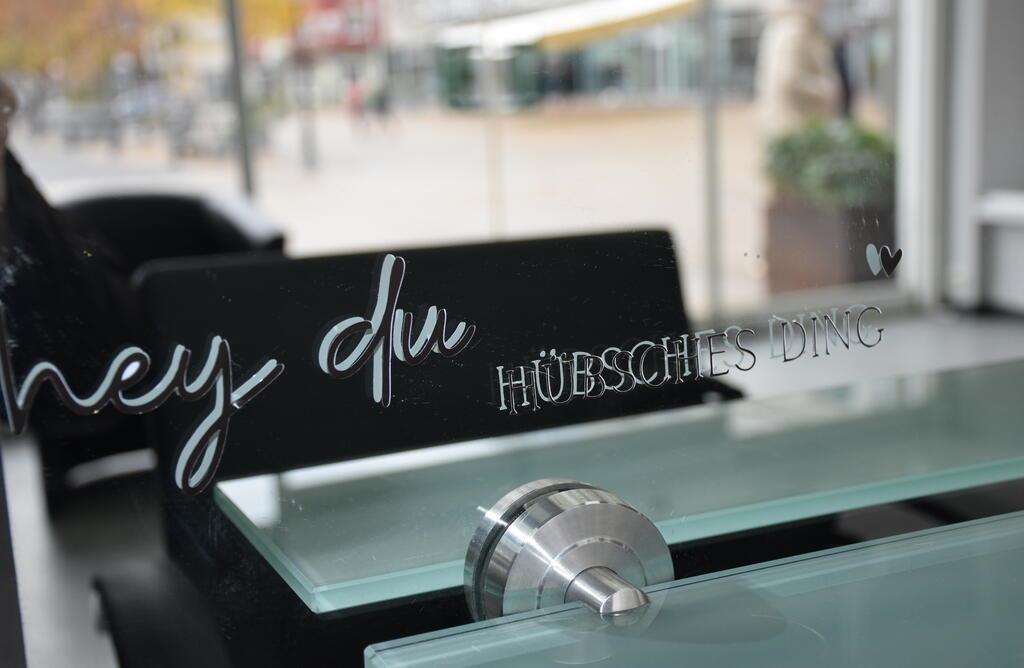 Ein flotter Spruch auf dem Spiegel im Salon Jenny - for hair.