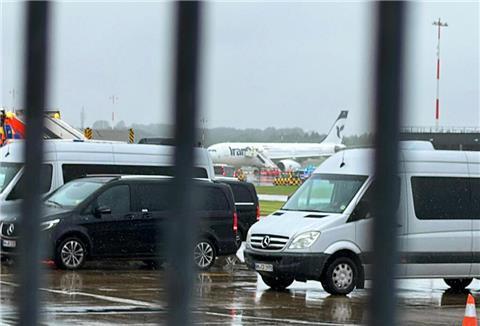Ein Flugzeug der Iran Air (hinten) steht auf dem Flughafen Hamburg. Wegen einer Anschlagsdrohung wurde der Flugbetrieb vorübergehend komplett eingestellt.