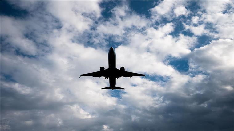 Ein Flugzeug setzt zum Landeanflug an.