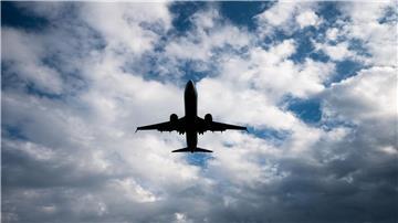 Ein Flugzeug setzt zum Landeanflug an.