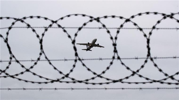 Europaweit gesuchter Gewalttäter am Flughafen verhaftet Ein Flugzeug startet am Flughafen.