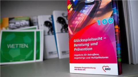 Ein Flyer mit der Aufschrift „Glücksspielsucht - Beratung und Prävention“.