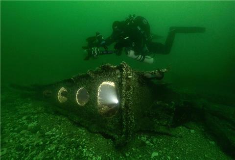 Ein Forscher taucht in der Nordsee vor einem Wrackteil des 1919 vor Helgoland gesunkenen U-Boots „UC 71“.
