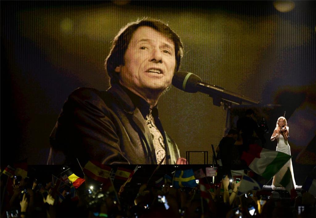 Ein Foto des 2014 verstorbenen Sängers Udo Jürgens wird auf der Bühne des Finale...