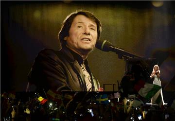 Ein Foto des 2014 verstorbenen Sängers Udo Jürgens wird auf der Bühne des Finale...