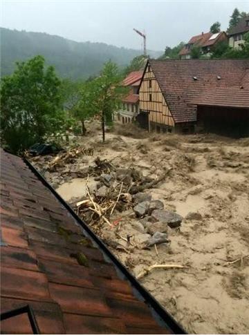Ein Foto dieser Geröll- und Schlammlawine wurde in der Facebook-Gruppe &quot;Sch...