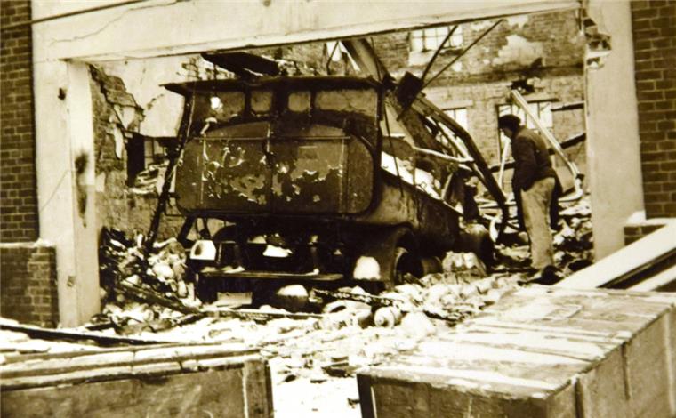Ein Foto vom Tag nach der Explosion im Gaswerk: Es zeigt ein ausgebranntes Fahrzeug in einer ebenfalls zerstörten Garage.  