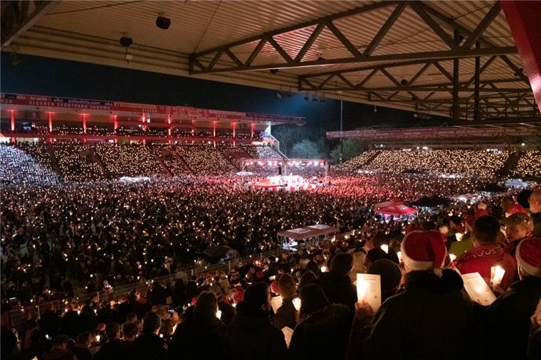 Nun auch in Bremerhaven: Weihnachtssingen im Fußballstadion Ein Fußballstadion ist voll mit Menschen. Auch auf dem Rasen.