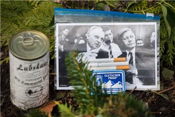 Ein Foto von Helmut Schmidt (rechts, mit dem  früheren Chef der IG Bergbau und Energie, Adolf Schmidt), Zigaretten, eine Schachtel Schnupftabak und eine Dose Labskaus stehen am 12.03.2016 auf dem Ohlsdorfer Friedhof in Hamburg am Grab des ehemaligen Bundeskanzlers. 
