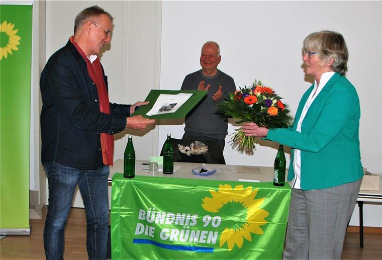 Ein Fotokalender aus der Region und Blümchen für den frisch gekürten Bundestageskandidaten: Stefan Wenzel freut sich nach seiner Wahl am Dienstagabend in Bad Bederkesa über Präsente von Ralf Poppe, Sprecher des Grünen-Kreisverbandes Stade, und Elke Roskosch-Buntemeyer, Sprecherin des Kreisverbandes Cuxhaven.
