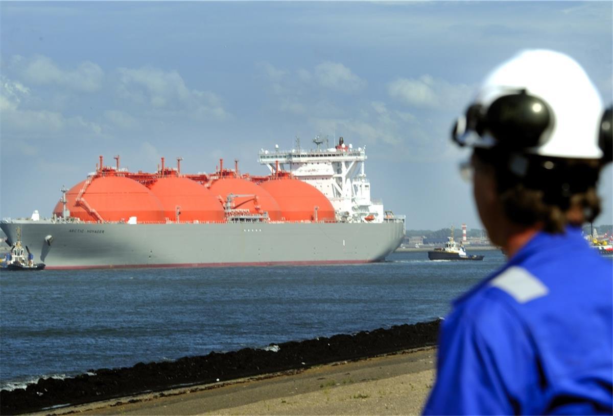 Ein Frachter für flüssiges Erdgas (LNG) liegt im Hafen von Rotterdam.