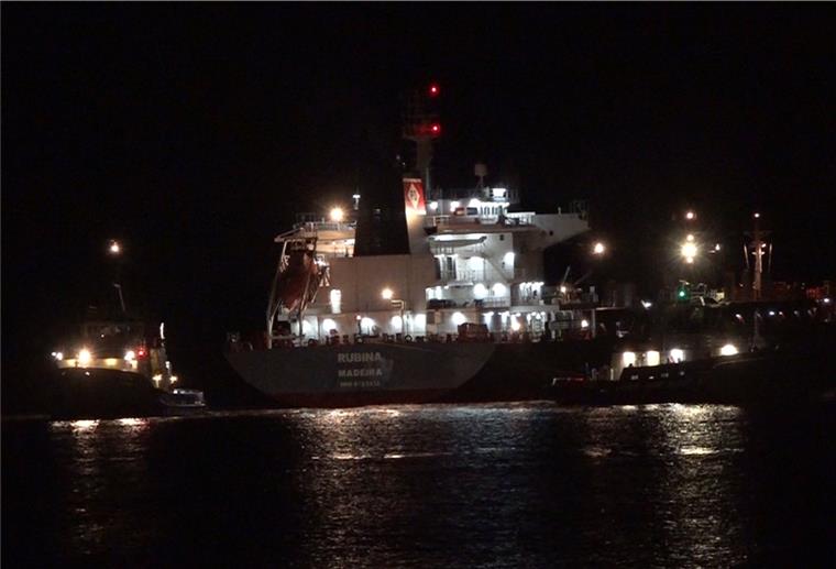 Sandstedt: Frachtschiff läuft auf der Weser auf Grund Ein Frachter ist auf der Weser bei Sandstedt auf Grund gelaufen.