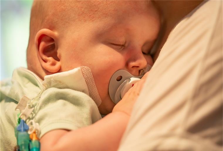 Ein friedvoller, von Liebe durchströmter Augenblick: Der kleine Marlon schläft auf Mamas Arm. Erschöpft von vielen schweren Herzoperationen in seinem kurzen Erdendasein. 