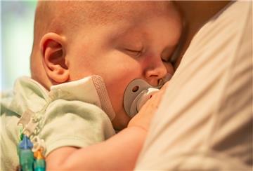 Ein friedvoller, von Liebe durchströmter Augenblick: Der kleine Marlon schläft auf Mamas Arm. Erschöpft von vielen schweren Herzoperationen in seinem kurzen Erdendasein. 